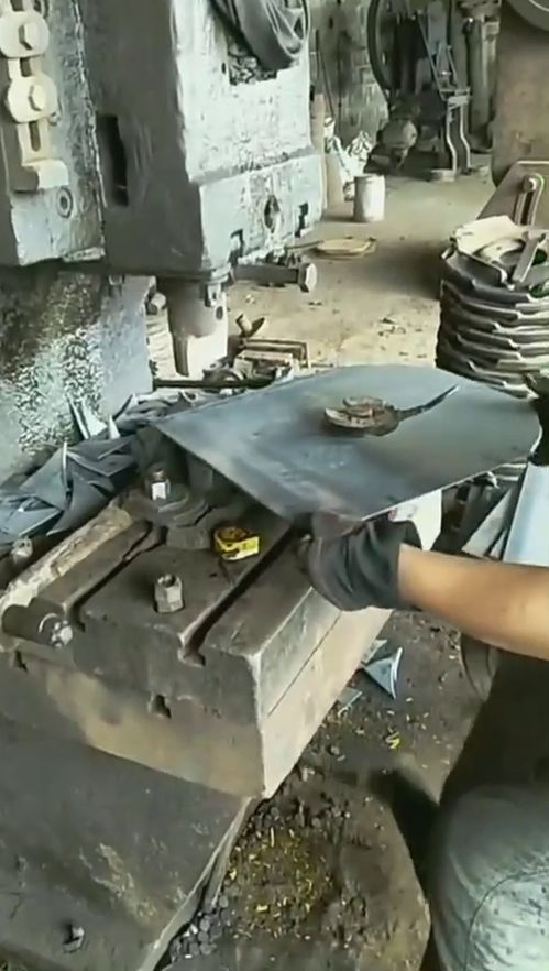 瘋狂的機(jī)械加工過(guò)程 這巧妙的機(jī)器發(fā)明令人很滿(mǎn)意