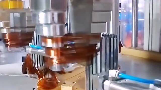 機(jī)器代替人工的時(shí)代已經(jīng)來(lái)臨,工廠里的機(jī)械加工銅線,比人工效率高很多倍