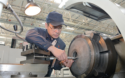 王英武:心手合一打磨&ldquo;絕活兒&rdquo;的航天工匠_新聞?lì)l道_央視網(wǎng)(cctv.com)